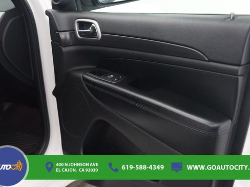Used 2018 Jeep Grand Cherokee Altitude RWD image 16