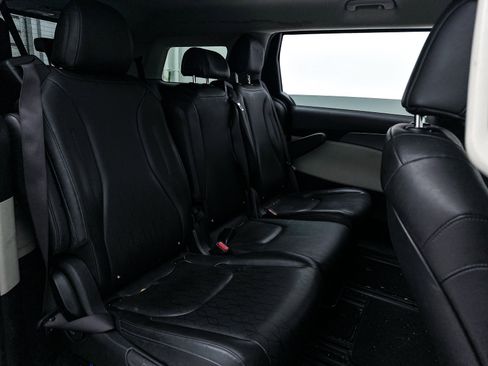 Certified 2024 Kia Carnival LX image 31