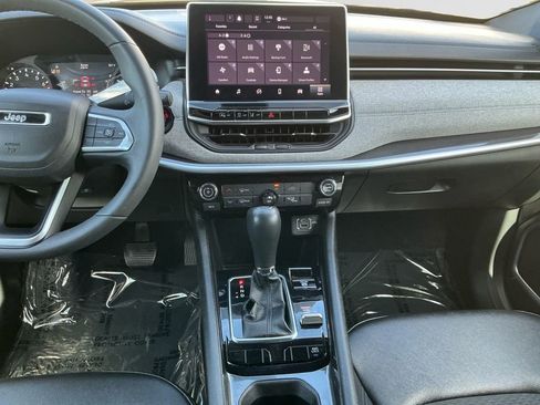 Used 2024 Jeep Compass Latitude image 11