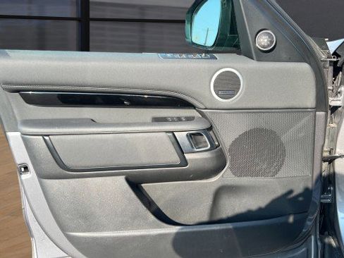 Used 2024 Land Rover Discovery S image 27