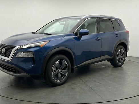 Used 2025 Nissan Rogue SV image 3