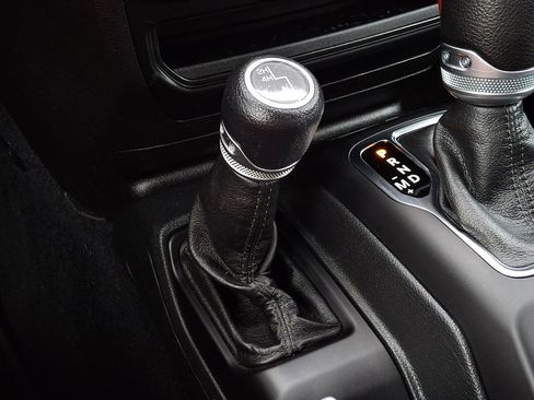 Used 2022 Jeep Gladiator Sport AWD/4WD image 15
