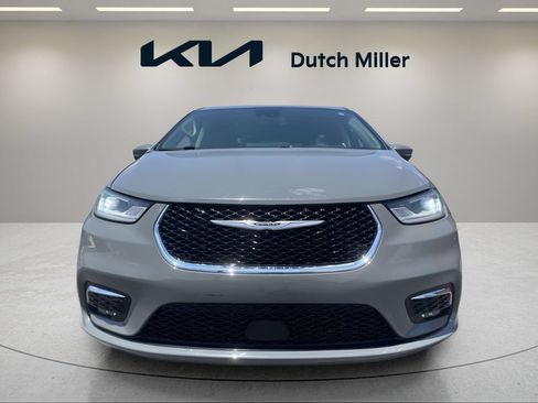 Used 2023 Chrysler Pacifica Touring-L FWD image 6