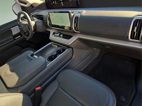 Used 2025 Ford Expedition Active image 12