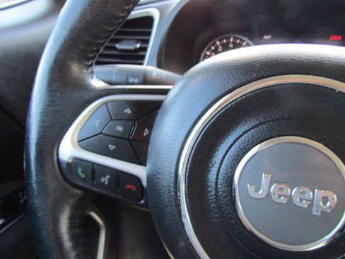 Used 2019 Jeep Renegade Latitude w/ UConnect 8.4 Nav Group image 24