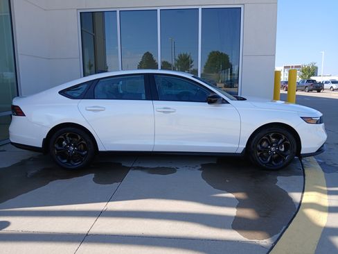 New 2025 Honda Accord SE image 1