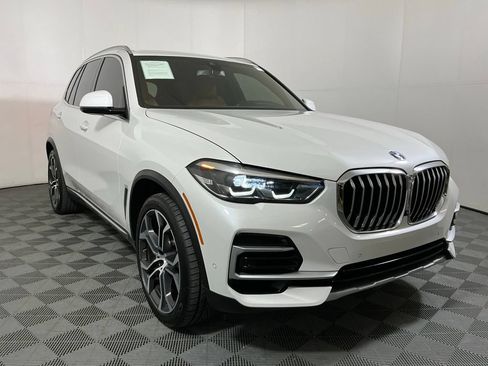 Certified 2022 BMW X5 xDrive40i w/ Parking Assistance Package AWD/4WD image 4