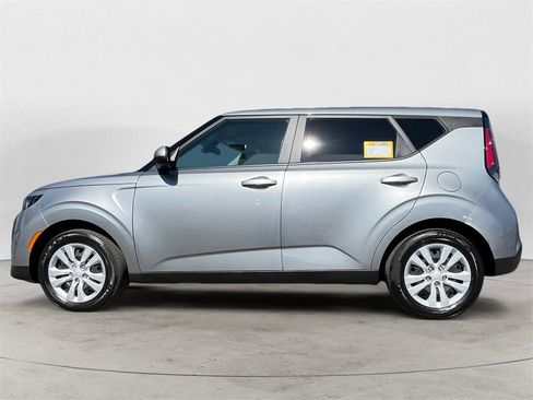 Used 2023 Kia Soul LX image 2