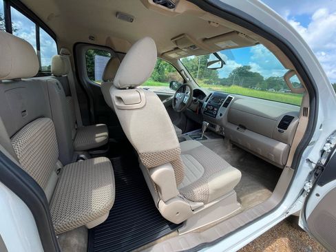Used 2014 Nissan Frontier SV w/ SV Value Truck Package AWD/4WD image 11
