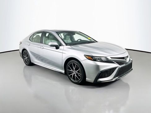 Used 2023 Toyota Camry SE image 1