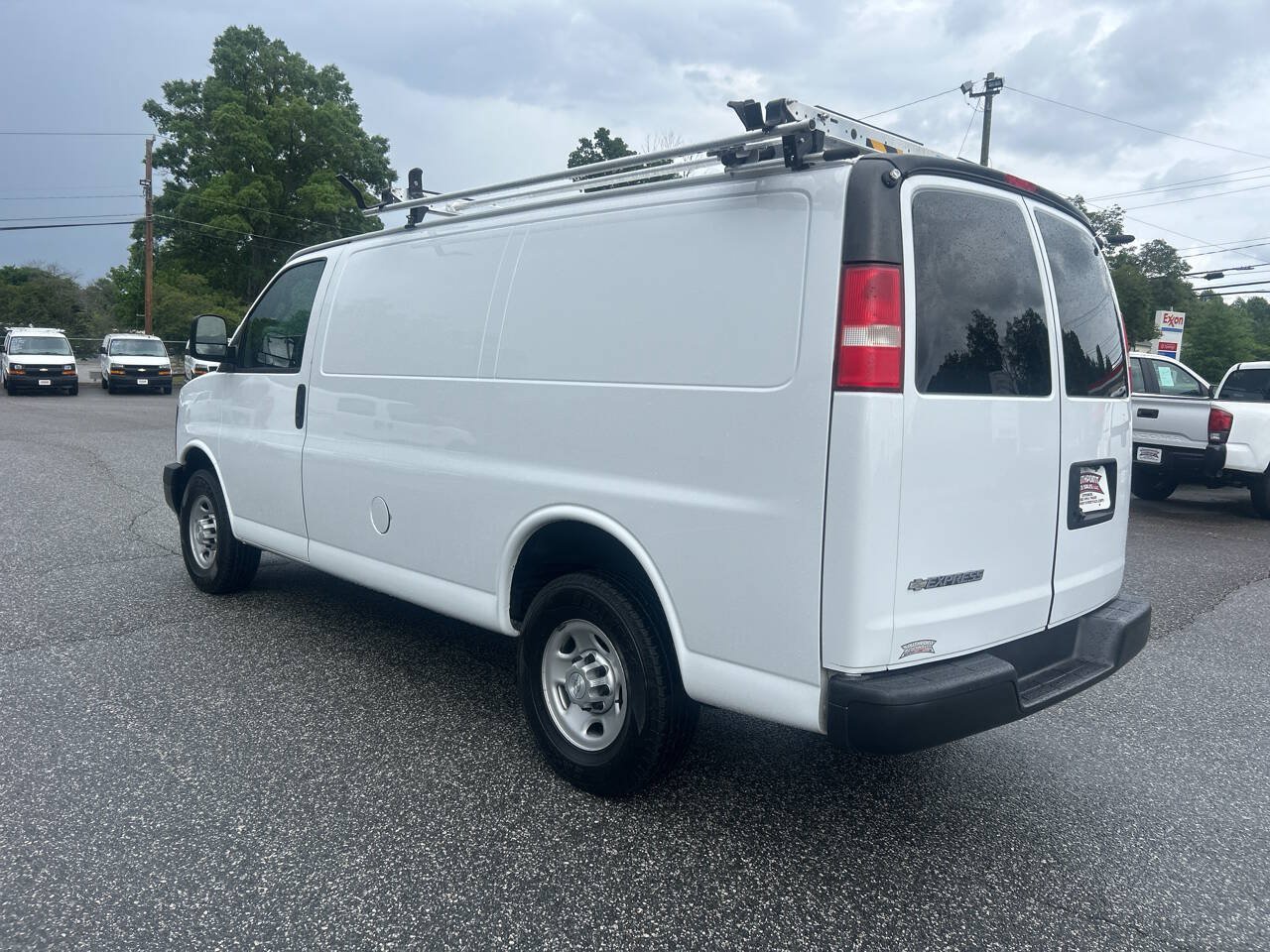 Used 2017 Chevrolet Express 2500 RWD image 7
