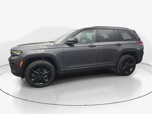 Used 2023 Jeep Grand Cherokee Altitude image 4