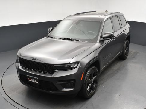 Used 2023 Jeep Grand Cherokee Altitude AWD/4WD image 18