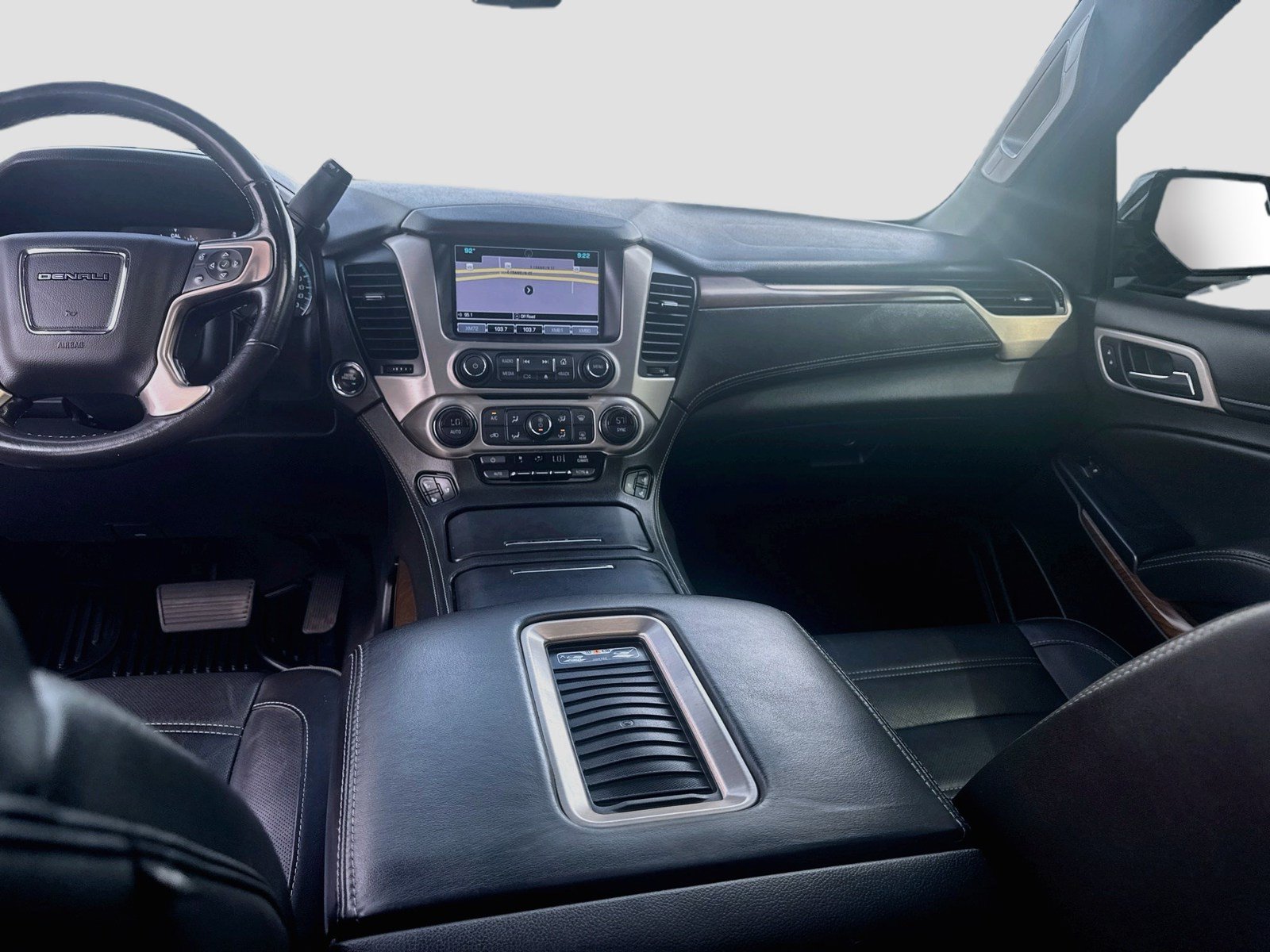 Used 2019 GMC Yukon Denali w/ Denali Ultimate Package AWD/4WD image 25