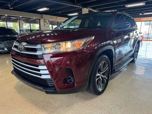 Used 2017 Toyota Highlander LE FWD image 3