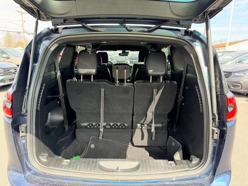 Certified 2025 Chrysler Pacifica Select image 12