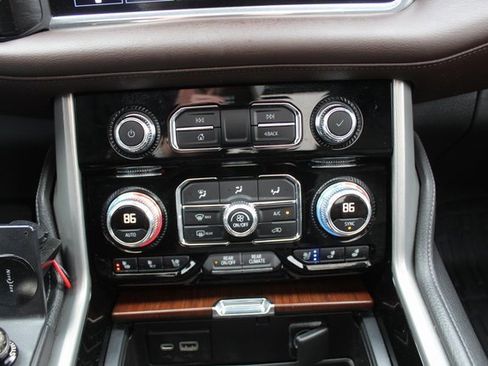 Used 2021 GMC Yukon Denali w/ Denali Premium Package image 40