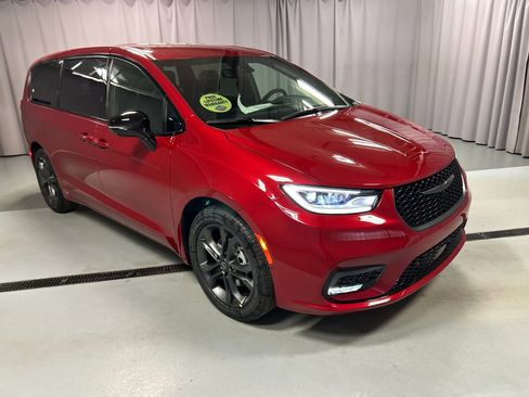 New 2026 Chrysler Pacifica Select image 1