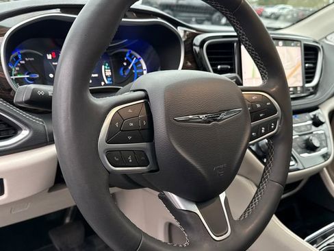 Used 2023 Chrysler Pacifica Limited image 19