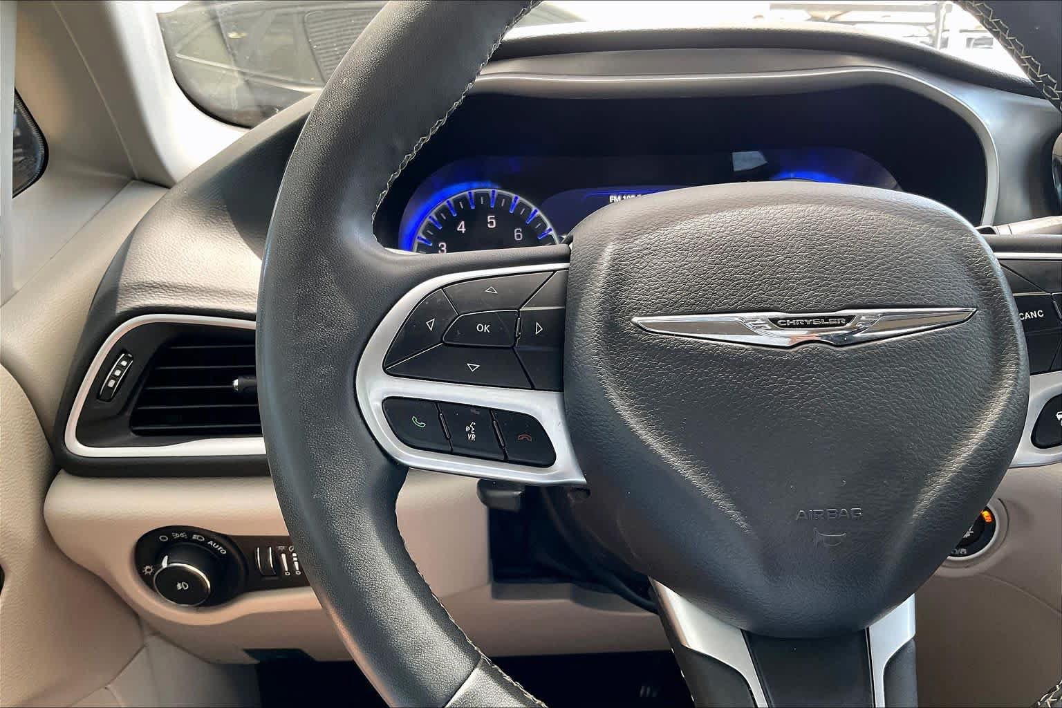 Used 2024 Chrysler Pacifica Touring-L FWD image 23