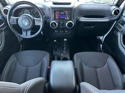 Used 2018 Jeep Wrangler Unlimited Sahara w/ Connectivity Group AWD/4WD image 12