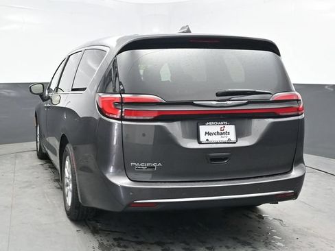 Used 2023 Chrysler Pacifica Touring-L FWD image 5