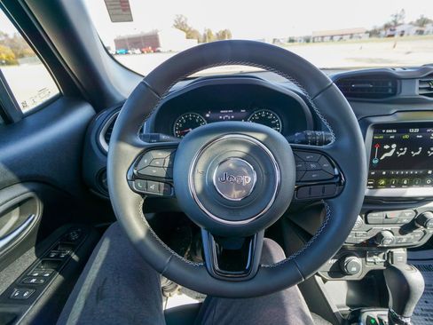 Used 2021 Jeep Renegade Latitude w/ Sun & Sound Group image 19