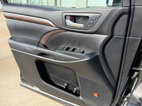 Used 2015 Toyota Highlander Limited image 23