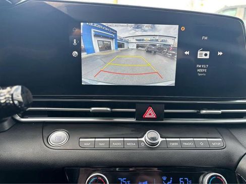 Used 2025 Hyundai Elantra SEL FWD image 21