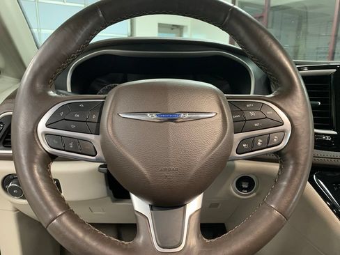 Certified 2021 Chrysler Pacifica Touring-L w/ Uconnect Theater Family Group FWD image 19