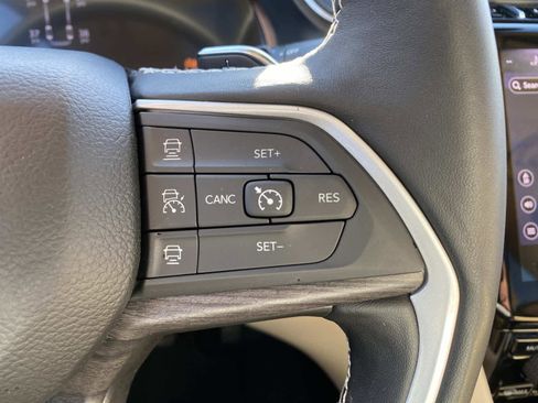 Used 2022 Jeep Grand Cherokee Limited image 21