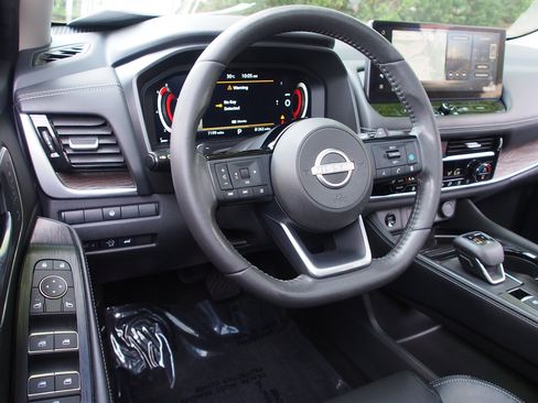 Used 2024 Nissan Rogue Platinum FWD image 17