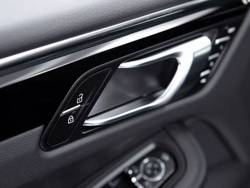 Certified 2025 Porsche Macan image 20