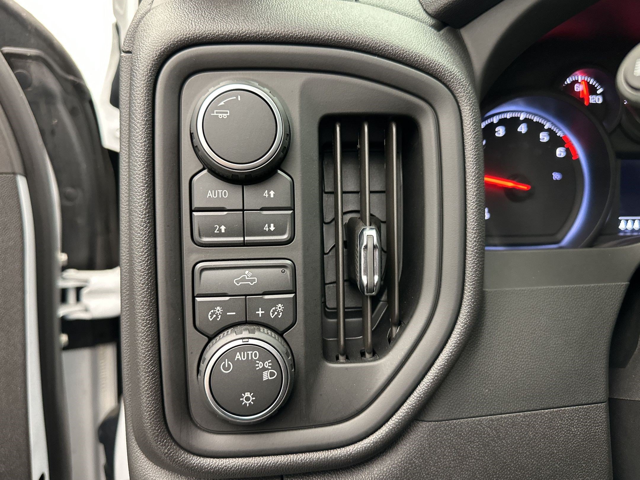 Certified 2026 Chevrolet Silverado 1500 Custom Trail Boss w/ LPO, Dark Essentials Package AWD/4WD image 29