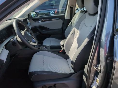 Used 2025 Volkswagen Tiguan SE image 9