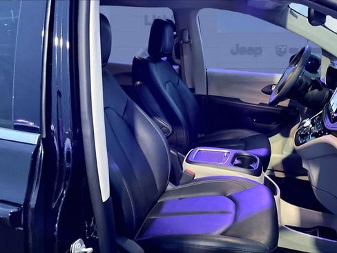 Used 2024 Chrysler Pacifica Select image 14