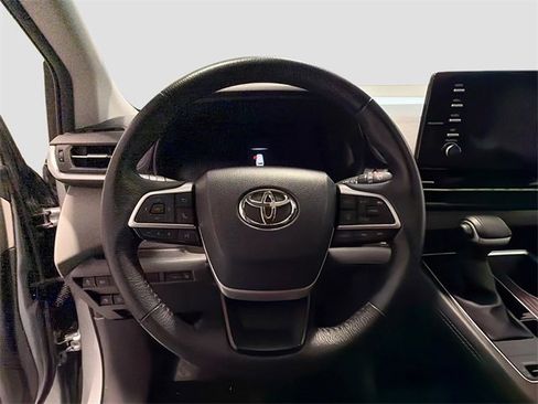 Certified 2024 Toyota Sienna XLE image 8