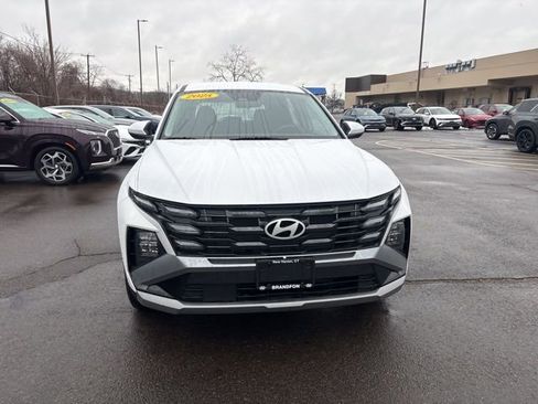 Certified 2025 Hyundai Tucson SE image 2