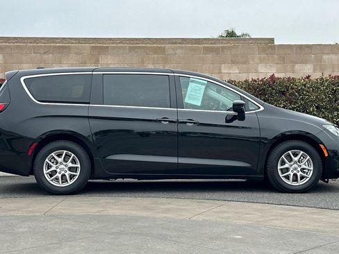 Used 2024 Chrysler Voyager LX image 3