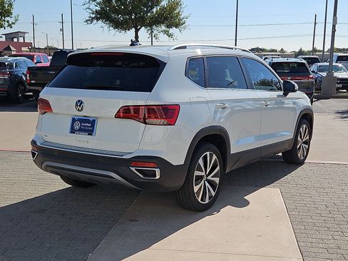 Used 2023 Volkswagen Taos SE w/ Panoramic Sunroof Package FWD image 8