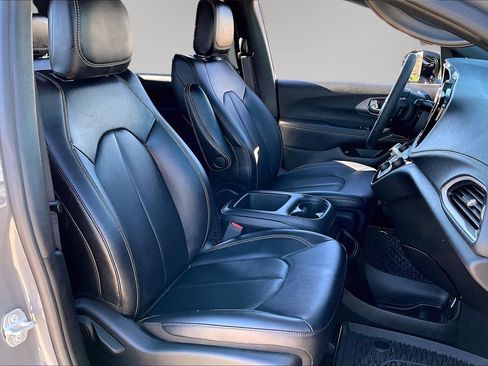 Used 2025 Chrysler Pacifica Select image 28