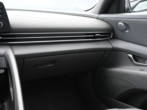 Used 2021 Hyundai Elantra SE FWD image 8