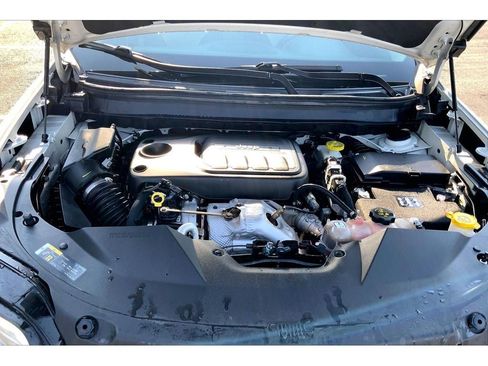 Used 2019 Jeep Cherokee Latitude Plus AWD/4WD image 12