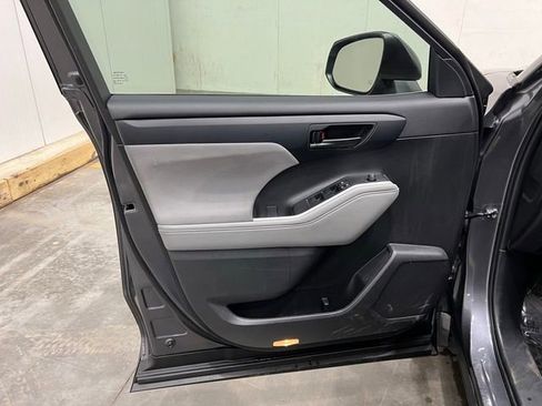 Used 2023 Toyota Highlander L image 15