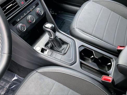 Certified 2022 Volkswagen Taos SE image 17