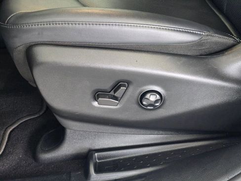 Used 2025 Chrysler Pacifica Select image 23