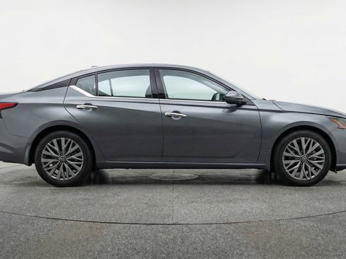 Used 2025 Nissan Altima 2.5 SV image 11