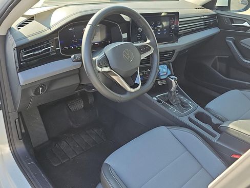 Used 2025 Volkswagen Jetta SE image 12