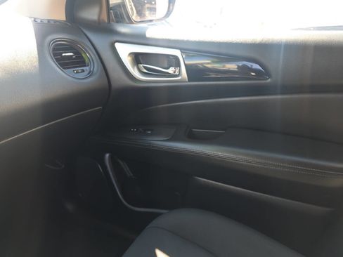Used 2018 Nissan Pathfinder S image 15