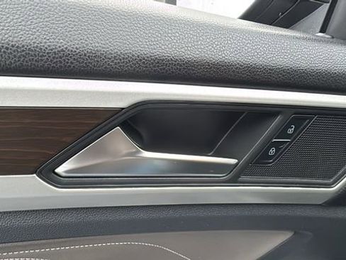 Used 2021 Volkswagen Atlas SE image 11